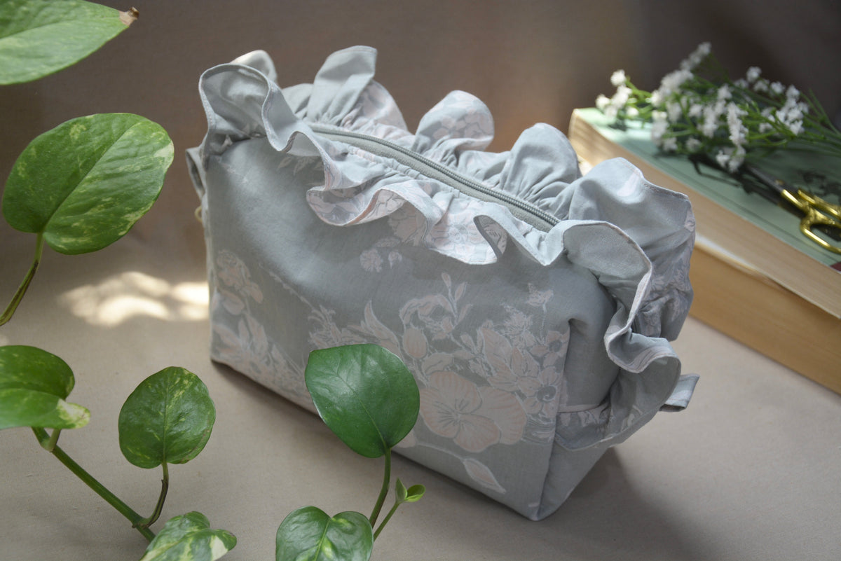 Victorian Grey Quilted Pouch (Medium) | باوتش رمادي فيكتوري